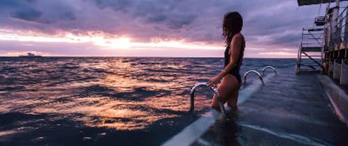 Ночь под звездным небом в открытом море на рифе Моор