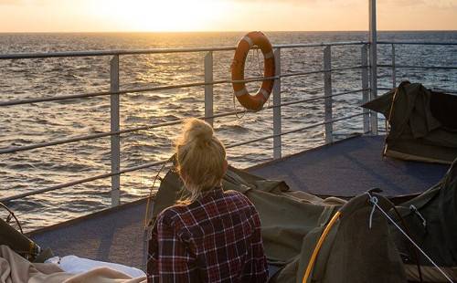 Ночь под звездным небом в открытом море на рифе Моор