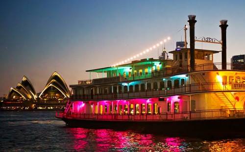 Вечерний круиз на колесном пароходе с ужином и кабаре-шоу