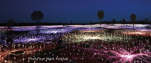 Светящееся поле и восход у скалы Улуру