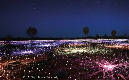 Светящееся поле и восход у скалы Улуру